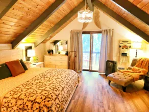 River view, large outdoor living with hot tub, fire pit, grill and pizza oven! - Image 2
