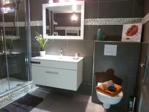 frodige grønne områder, moderne t3, pool, fantastisk udsigt, privat parkeringsplads have. - Image 3