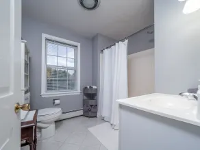 Clean & Bright 2 Bedroom Cottage shares 8 Acres - Image 2