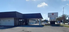 Paramount Lakeside Inn & Suites - Image 4