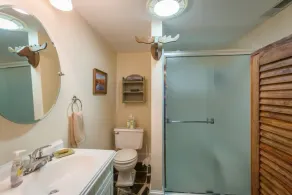 PRIVATE LAKEFRONT HOME - Image 5