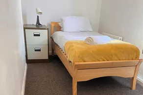 House - Sleeps 3 & Free Parking - Image 5