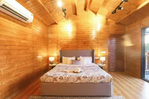 ELIVAAS Signature Riveira Hills - 3 BHK Wooden Cottage with Lush Garden, Pvt Pool - Image 5