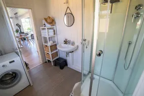 Scandi design vacation home with harbor view & beach - Image 4