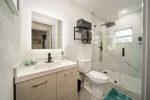 Las Olas Newly Renovated Coastal 1BR Near Beach - Image 2