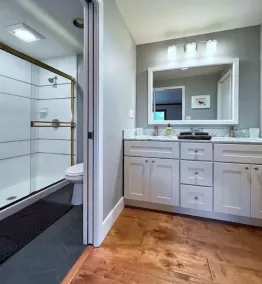 Beautiful Canyon View Suite, 1100 sq. ft., private deck, full kitchen - Image 2
