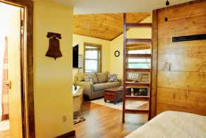 Den 87 Getaway Natural Treehouse Retreat - Image 3
