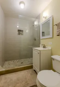 Fabulous LOCATION quiet setting steps to Pearl - Image 2