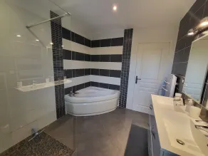Villa with heated, secure swimming pool, 10 minutes from the beach - Image 4