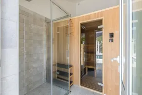 Villa u rusticnom stilu okružena šumom njegovanim vrtom za odmor, grijani bazen - Image 5