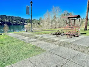 Gem in Milwaukie 2 bedroom - 2 Bathroom -  Huge yard - Image 2