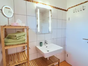 Smuk hytte til engangsbrug med en vidunderlig udsigt og fyrretræ - Image 5