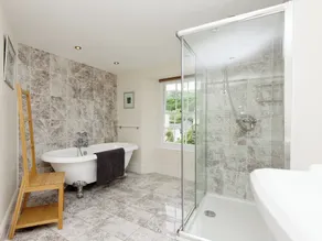 5 bedroom accommodation in Victoria Road - Image 3