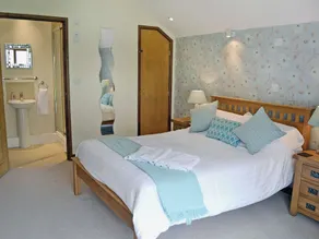 2 bedroom accommodation in Swan Pool, near Falmouth - Image 4