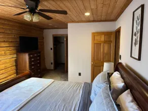 Private log cabin, hot tub, lake access with boat slip - Image 4