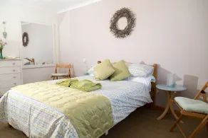Stylish, Comfortable Apartment near Freshwater Bay. Pet Friendly. Private Garden - Image 2