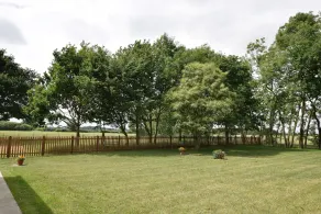 To værelses sommerhus i åbent landskab stor have - Image 5
