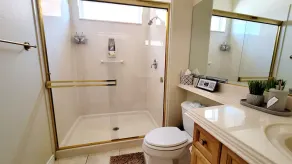 Modern 1 bedroom private suite - FREE parking on premises - Image 2