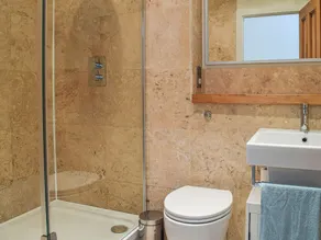 2 bedroom accommodation in Leamington Spa - Image 2
