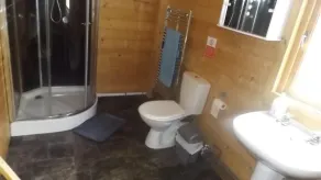 Spacious 3 bedroom cabin at Avonvale Holiday Lodge - Image 4