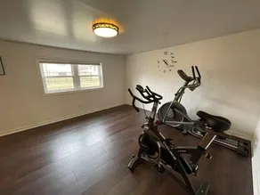 Remodeled SFR w/fireplace, super close to main highways and Chicago - Image 4