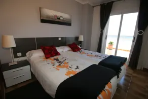 Topp modern takvåning på stranden med en enorm terrass och fantastisk havsutsikt - Image 4