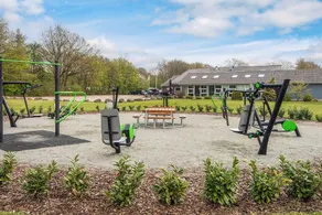 Familiehytte med terrasse og græsplæne - Image 2