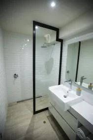 Modern apartment in luxury building - Image 4