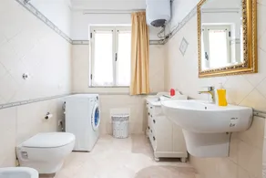 Casa vacanze 'Domus Luna' con vista lago, terrazza e aria condizionata - Image 3