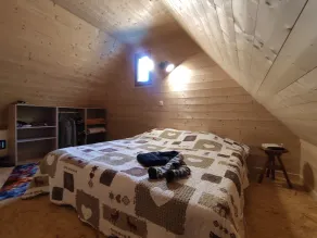 Pequeño chalet de madera a estrenar en 2 niveles con terraza - Image 3