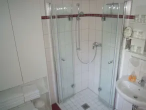 Apartment 2, 2 bedrooms with double bed, 2 extra beds (1 x bedroom, 1 x living area). - Image 3