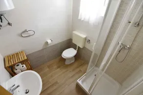 Bungalow near sandy beach - Image 2
