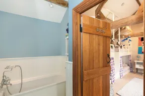 Stunning 4-Bedroom Family Home Near Banbury - Image 5
