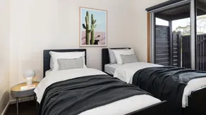 Kennington Beach Getaway with Spa - Image 5