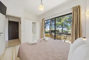Alexandra Apartment 1 Holiday Home with Balcony & Wi-Fi - Image 5