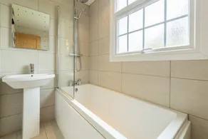 En vackert renoverad villa i ett centralt men mycket lugnt läge - Image 5