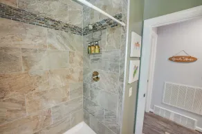 Crab Shack in Town-Walk to beach and restaurants-Sleeps 6 - Image 4