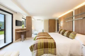 Außergewöhnliche Villa mit bezaubernden Ausblick, private Spa & Pontoon, mit direktem Zugang zum See - Image 5