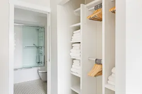 Amazing Williamsburg 2BR w/ W/D & Outdoor Space, near L, by Blueground - Image 5