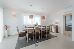 Modern 4 BD villa with heated pool for up to 8 guests - Image 5