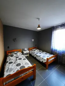 Spacious house with large fenced garden - Image 5
