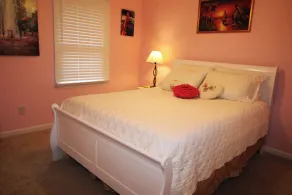 Cheerful 4-bedroom residential home - Image 5