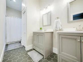 *Oct-Nov Special* Beach|Downtown|Coastal Cottage - Image 3