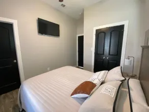 Blue Haven Stylish Home - 2 Mins to Baylor & 7 Mins to Magnolia - Image 2