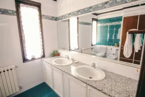 casa de 4½ habitación con grandes jardines y vistas al lago sueño en un lugar tranquilo y soleado - Image 2