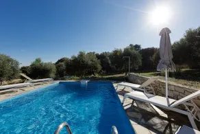 Comfortable villa with pool - Image 4