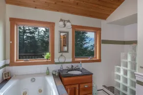 Superbe 4 Chambre Island Retreat avec îlot / Vue sur la mer; 12 personnes - Image 3