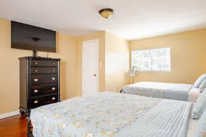 Modern 4-bedroom house, TV in bedroom,big fence yard, Pet stay free,Lighted yard - Image 4