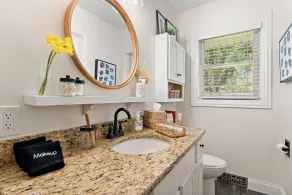 \"Chic Retreat\" w/Home Office & Gym by Roxy Rentals - Image 3