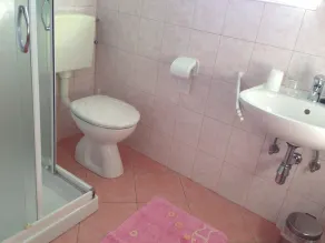 Lägenhet på hela våningen med jacuzzi i trädgården för avkoppling och njutning - Image 3